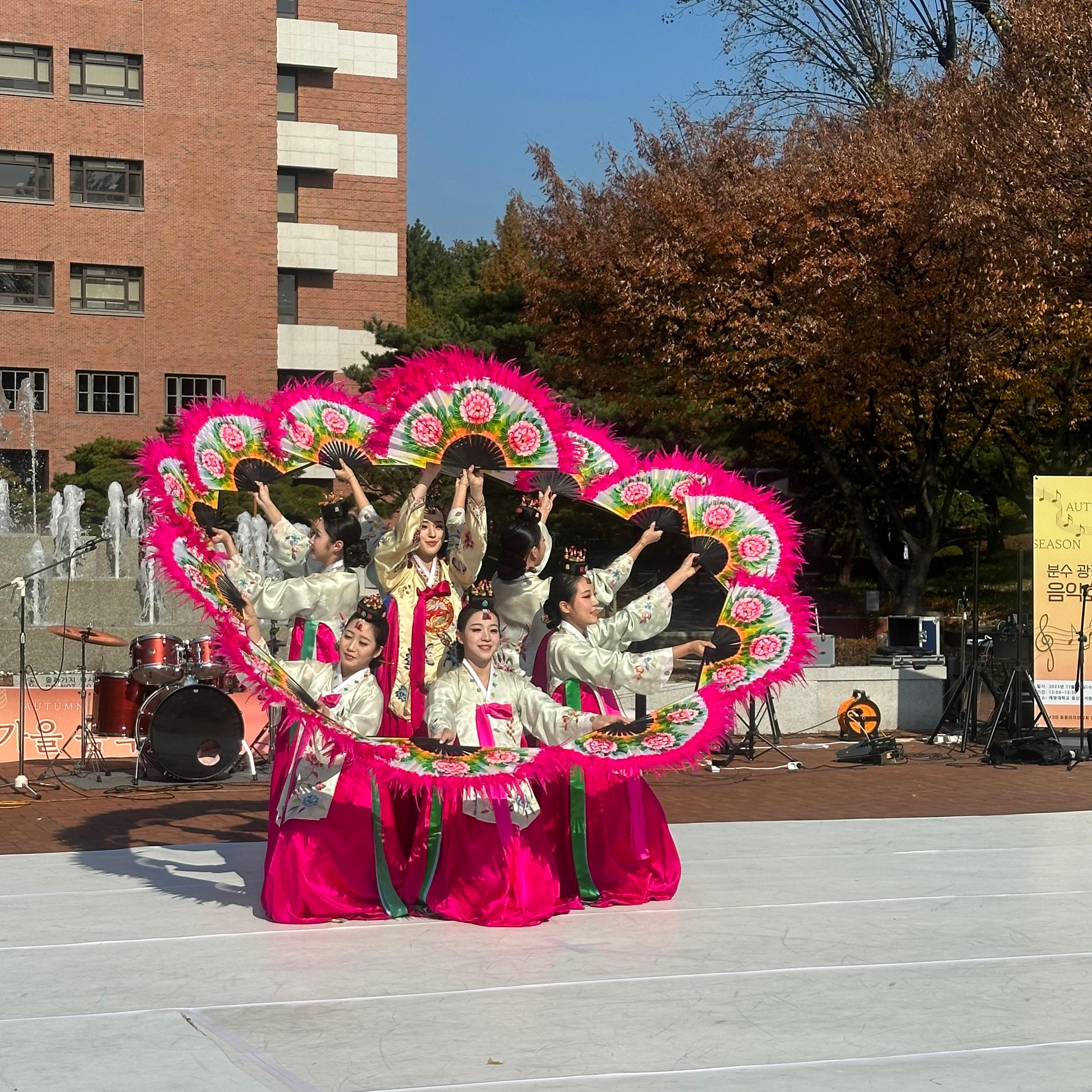 부채춤 무용학과 사진